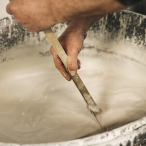 Il cotto smaltato a mano è una tradizione della antica Ceramica Vietrese.