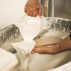Il cotto smaltato artigianalmente è una tradizione della antica Ceramica Vietrese.